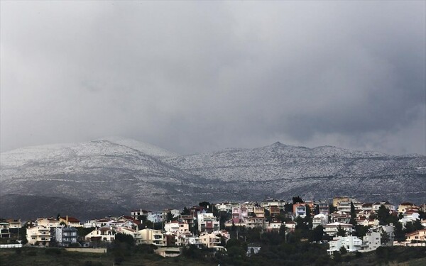 Διακόπηκε λόγω χιονιού η κυκλοφορία στην Πεντέλη