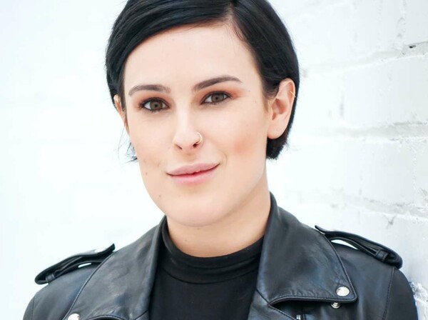 Tο Vanity Fair μίκρυνε το σαγόνι της Rumer Willis και εκείνη αντέδρασε με οργισμένο μήνυμα