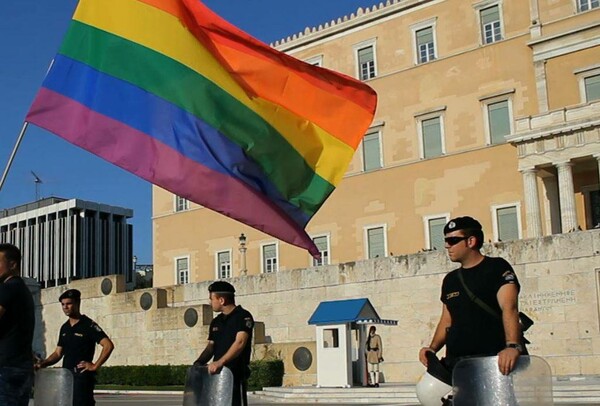 Διαμαρτυρία στο Σύνταγμα από την Κοινότητα Lgbtq κατά της βίας σε ομοφυλοφίλους στη Ρωσία ενόψει επίσκεψης Πούτιν