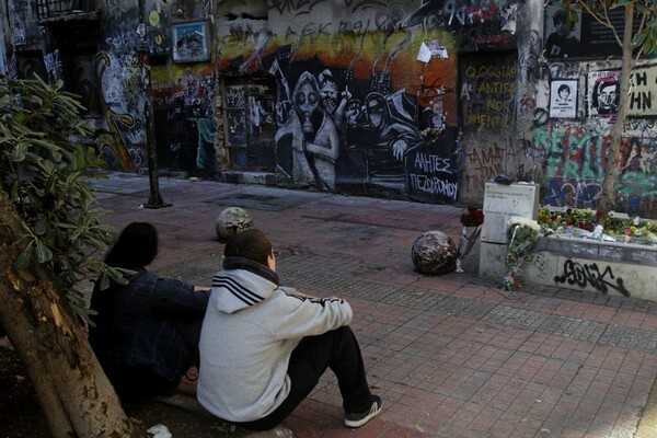 Λουλούδια στο σημείο της δολοφονίας του Αλέξη Γρηγορόπουλου