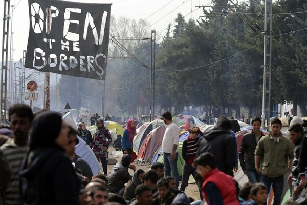 Μεγάλη διαδήλωση στην Ειδομένη- Πρόσφυγες προσπάθησαν να αυτοπυρποληθούν