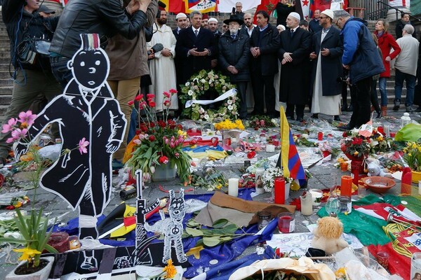 Πάνω από 2.000 άνθρωποι στο Βέλγιο τίμησαν μια νεαρή μητέρα που σκοτώθηκε στις επιθέσεις