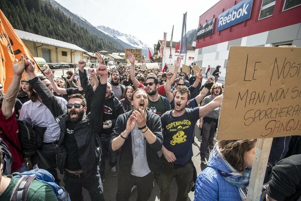 Εκατοντάδες νέοι διαδήλωσαν στα σύνορα Ιταλίας - Αυστρίας κατά των κλειστών συνόρων