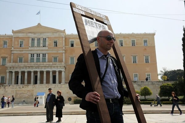 Γκιλοτίνα μπροστά από τη Βουλή - Πορείες και συγκεντρώσεις στο κέντρο της Αθήνας