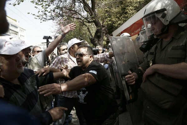 Ένταση και χημικά στην πορεία των λιμενεργατών (βίντεο)