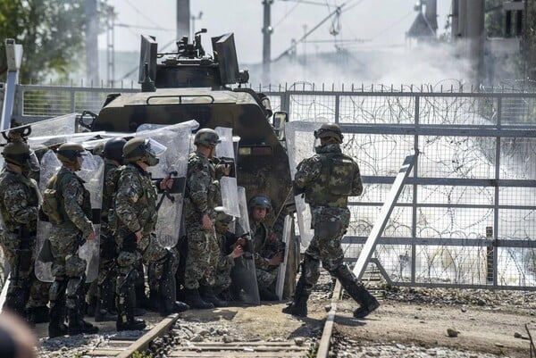 Οι Σκοπιανοί ρίχνουν νερό με υδροβόλο όχημα - "Πνίγεται" από τα δακρυγόνα η Ειδομένη