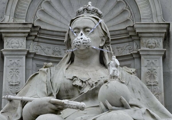 Τα διασημότερα αγάλματα του Λονδίνου φόρεσαν αντιασφυξιογόνες μάσκες
