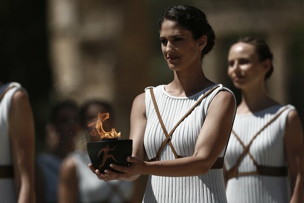 Αρχαία Ολυμπία: Η πρωθιέρεια Λέχου παρέδωσε την Ολυμπιακή Φλόγα στον πρώτο λαμπαδηδρόμο Πετρούνια (φωτό + video)