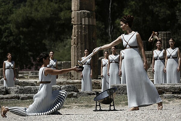 Αρχαία Ολυμπία: Η πρωθιέρεια Λέχου παρέδωσε την Ολυμπιακή Φλόγα στον πρώτο λαμπαδηδρόμο Πετρούνια (φωτό + video)