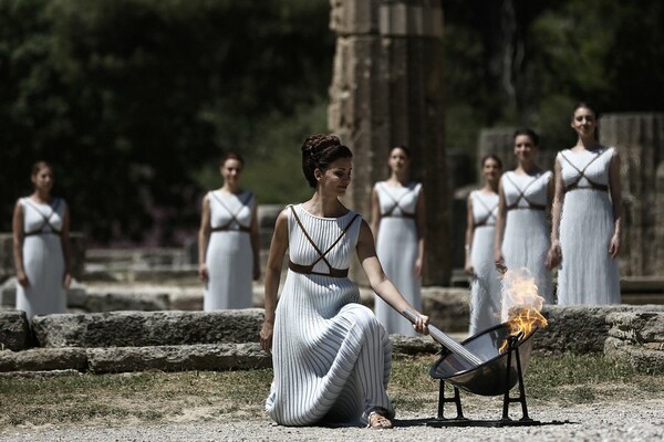 Αρχαία Ολυμπία: Η πρωθιέρεια Λέχου παρέδωσε την Ολυμπιακή Φλόγα στον πρώτο λαμπαδηδρόμο Πετρούνια (φωτό + video)