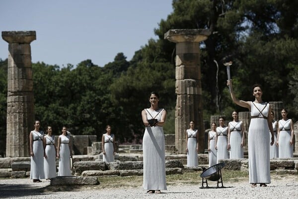 Αρχαία Ολυμπία: Η πρωθιέρεια Λέχου παρέδωσε την Ολυμπιακή Φλόγα στον πρώτο λαμπαδηδρόμο Πετρούνια (φωτό + video)