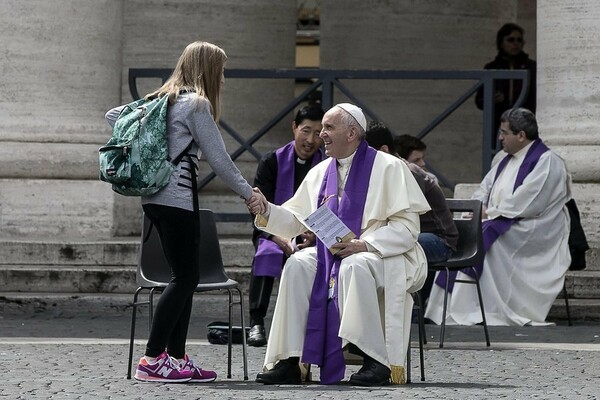 Ο Πάπας Φραγκίσκος στέλνει μήνυμα στους νέους: Η ευτυχία δεν είναι app που μπορείτε να κατεβάσετε