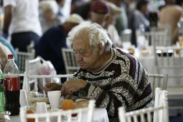 Πασχαλινό γεύμα αλληλεγγύης σε 1.000 απόρους από το Δήμο Αθηναίων (φωτό)