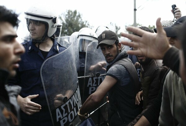 Διαμαρτυρία των πρόσφυγων στην Ειδομένη (φωτό)