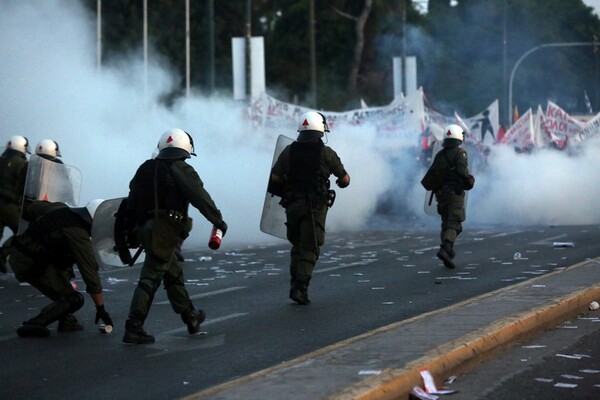 Μολότοφ και χημικά στο Σύνταγμα - ΒΙΝΤΕΟ