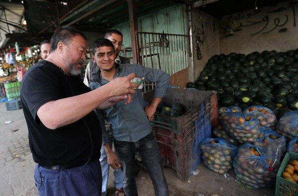 Ο Ai Weiwei επισκέφθηκε Παλαιστίνιους στη Λωρίδα της Γάζας για το ντοκιμαντέρ του