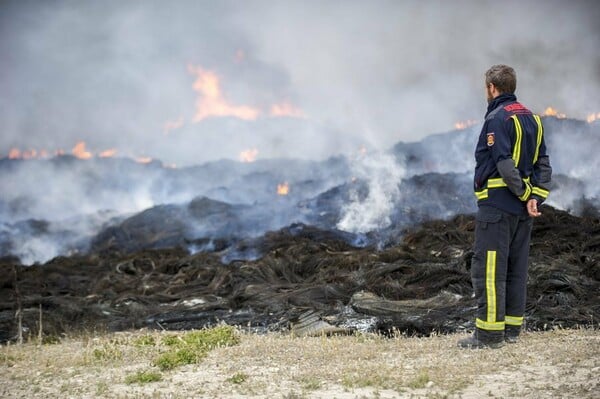 Ισπανία: Ένα δεκαήμερο ακόμη χρειάζεται για να σβήσει η πυρκαγιά στην χωματερή ελαστικών