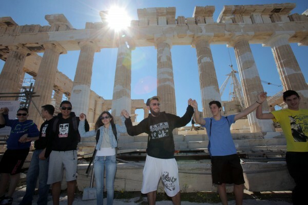 Αντιρατσιστική αλυσίδα γύρω από την Ακρόπολη