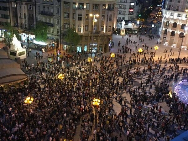 Νύχτα έντασης και πάλι στα Σκόπια - Νέα αντικυβερνητική διαδήλωση της αντιπολίτευσης