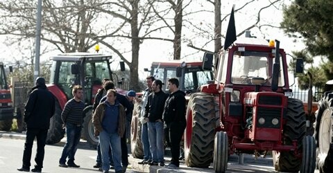 Στους δρόμους παραμένουν οι αγρότες και ετοιμάζουν νέα μπλόκα