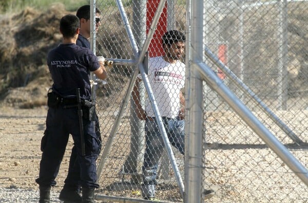 Η ΕΛΑΣ ζητά είδη πρώτης ανάγκης για τους μετανάστες στην Αμυγδαλέζα