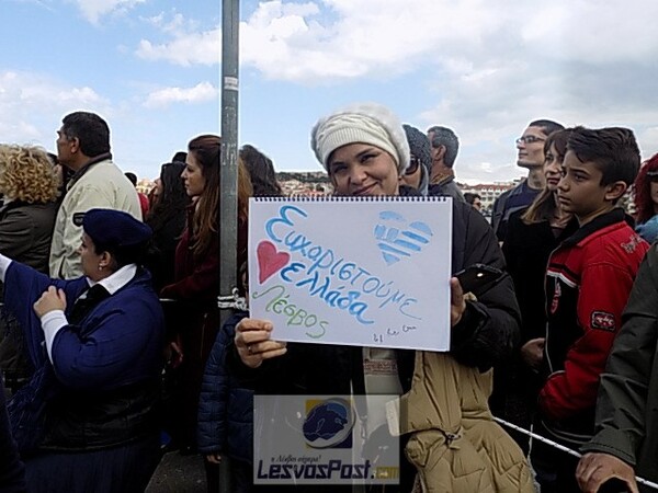 Πρόσφυγες στην παρέλαση της Μυτιλήνης με πλακάτ που έγραφε «Ευχαριστούμε Ελλάδα»