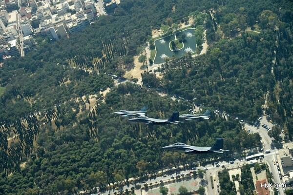 Βίντεο και φωτογραφίες από τις χαμηλές πτήσεις των μαχητικών που αναστάτωσαν την Αθήνα