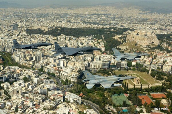 Βίντεο και φωτογραφίες από τις χαμηλές πτήσεις των μαχητικών που αναστάτωσαν την Αθήνα