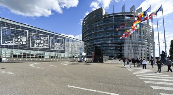 Οι απολυμένες καθαρίστριες έξω από το Ευρωκοινοβούλιο