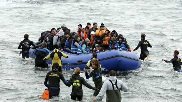 Frontex: 1,8 εκατομμύρια παράτυπες διελεύσεις των συνόρων το 2015 στην Ευρώπη - Πάνω από τους μισούς πέρασαν από το Αιγαίο