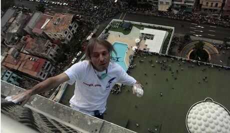 Χωρίς δίχτυ ασφαλείας: Ο Alain Robert σκαρφάλωσε στο Habana Libre