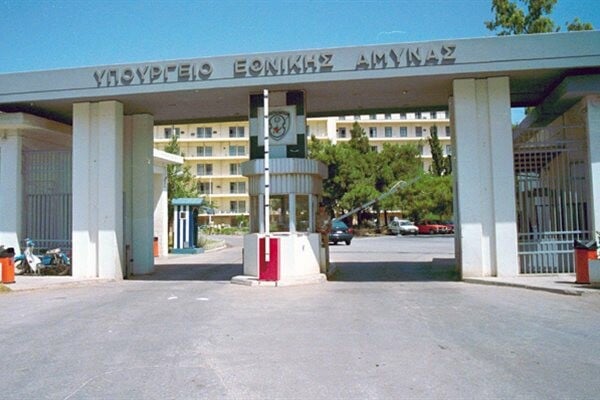 Έξω από το υπ. Άμυνας οι εργαζόμενοι στα ναυπηγεία