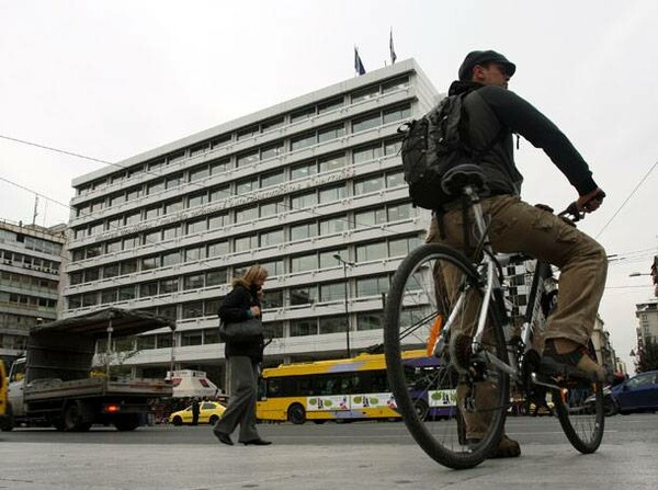 55 υπάλληλοι του υπ. Οικονομικών υπό απόλυση