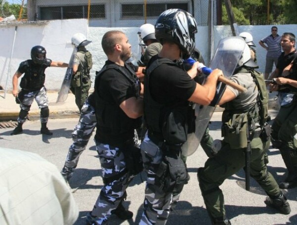 Σύλληψη χρυσαυγιτών μετά από έλεγχο σε ι.χ.