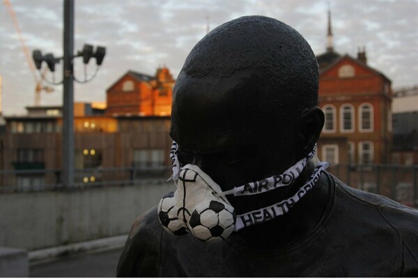Τα διασημότερα αγάλματα του Λονδίνου φόρεσαν αντιασφυξιογόνες μάσκες