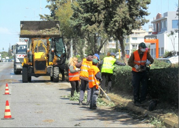 Άρχισε ο καθαρισμός των νησίδων στους δρόμους της Αθήνας