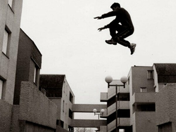 Έπεσε από ύψος 8 μέτρων κάνοντας parkour