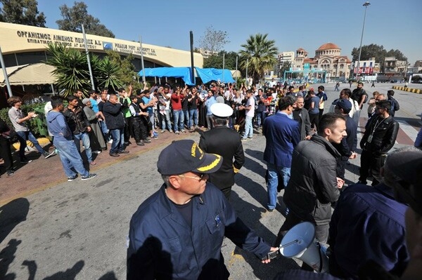 Έδιωξαν τους δημοσιογράφους από την ενημέρωση προσφύγων στον Πειραιά