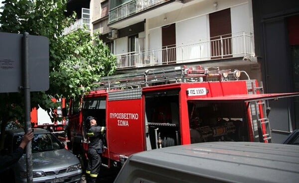 5χρονο αγοράκι και η γιαγιά του κινδύνεψαν από φωτιά που προκλήθηκε από κεριά