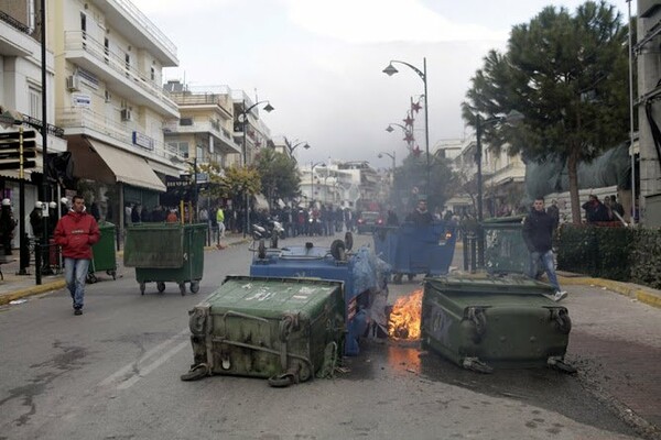 Με φωτιές και μολότοφ «υποδέχτηκαν» το ΣΔΟΕ στην Αγ. Βαρβάρα