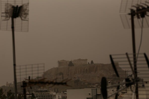 Νεφώσεις με βροχές, καταιγίδες και σκόνη