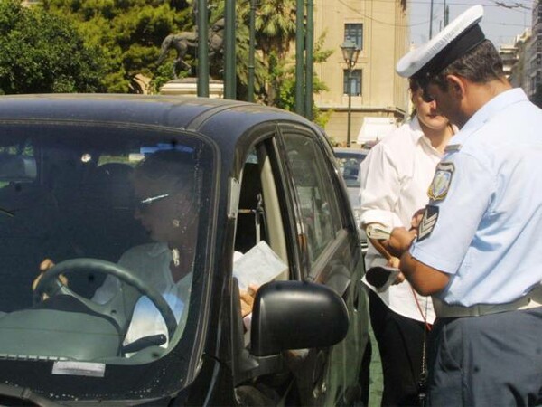 Πέντε ευρώ μπόνους σε αστυνομικούς που εντοπίζουν ι.χ. με απλήρωτα τέλη