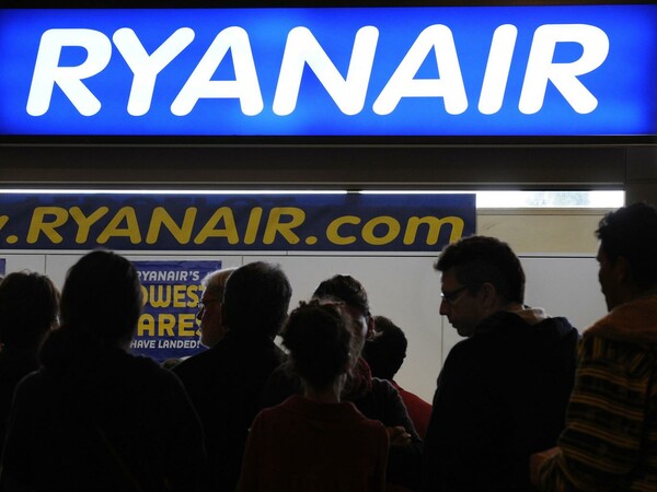 Θύελλα αντιδράσεων για την Ryanair- Zήτησε από 28 Βρετανούς που ήταν στις Βρυξέλλες συνολικά £6,000 για να τους αλλάξει πτήση