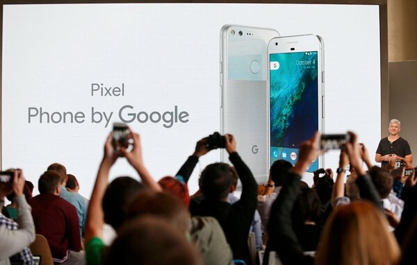 Η Google κοντράρει τα iPhone με τα Pixel, τα πρώτα δικά της smartphones