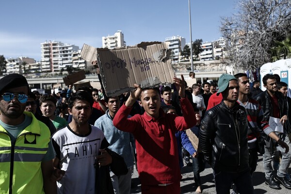 Νέα ένταση και ξύλο στον Πειραιά μεταξύ των προσφύγων (video)