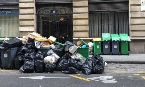 Τεράστιοι σωροί σκουπιδιών στο Παρίσι λίγο πριν την έναρξη του Euro