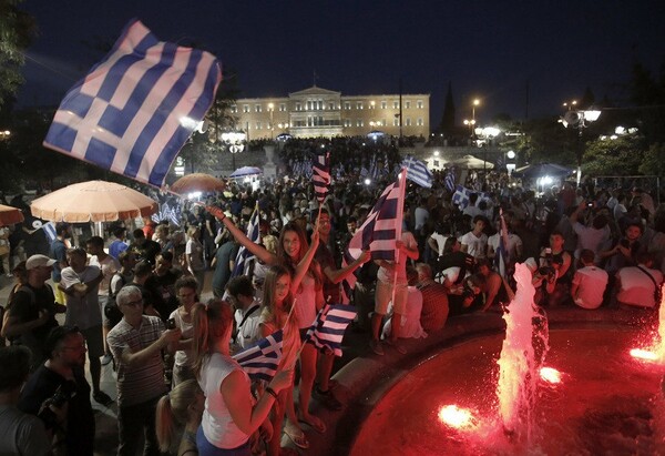 Κόντρα ΣΥΡΙΖΑ - ΝΔ με αφορμή τη σημερινή επέτειο για το δημοψήφισμα