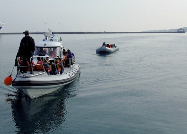 Σκάφος με περίπου 200 μετανάστες εξέπεμψε σήμα κινδύνου νότια της Κρήτης