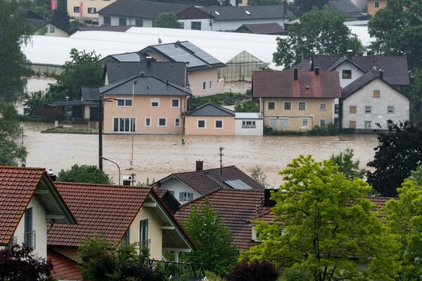 Κύμα κακοκαιρίας πλήττει την Ευρώπη - Σε συναγερμό το Παρίσι και πλημμύρες στη Γερμανία και την Αυστρία