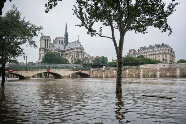 Κύμα κακοκαιρίας πλήττει την Ευρώπη - Σε συναγερμό το Παρίσι και πλημμύρες στη Γερμανία και την Αυστρία